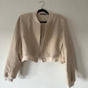 Kort jacka Zara - Bomberjacka/kofta från Zara. Ocersize modell, helt i nyskick. Djur-rökfritt hem. 