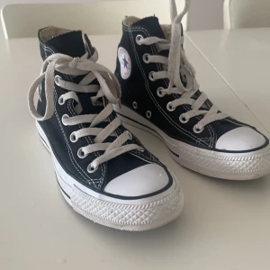 Converse - Säljer mina converse då dom inte kommer till användning. Har använt typ 5 gånger så är i bra skick!!! Bra pris då jag vill ha en snabb affär priset går att diskuteras!😊