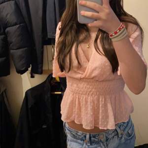 Säljer den här skit snygga rosa blusen då den tyvärr inte kommer till användning🥰💕 Köp direkt för 400 kr!💕