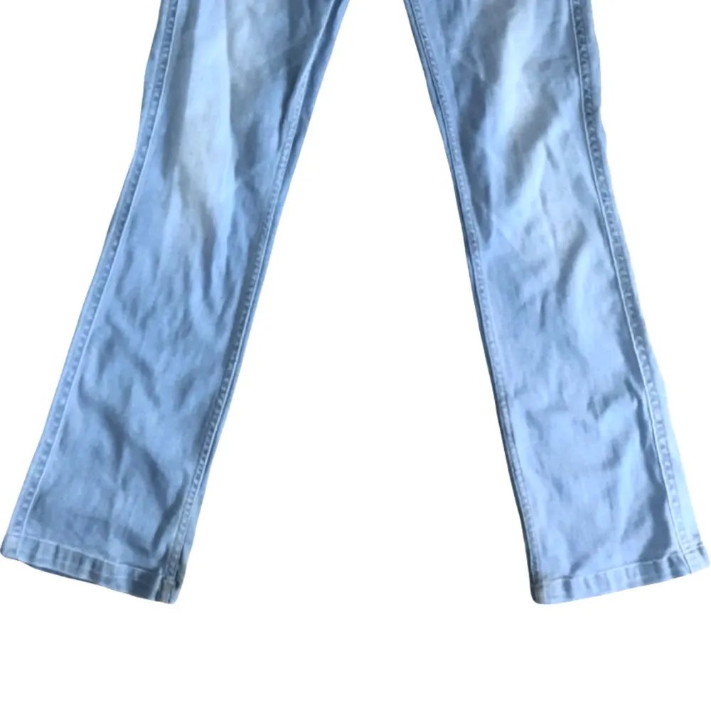 Ett par ljusblåa Pepe jeans, köpta från sellpy. (Jag är runt 160 cm lång) Mycket bra skick! Använt 2-3 gånger bara. Säljer pga att jag har för många jeans. Inga defekter förekommer!🌺 W28 L76  . Jeans & Byxor.