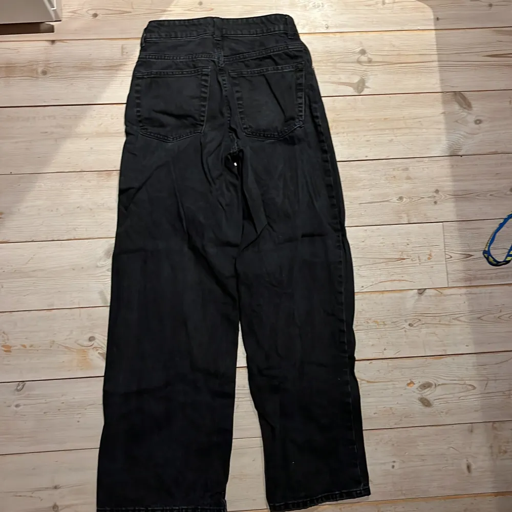 Svarta straight leg jeans, väldigt bra skick. Säljer då dem är för små för mig 🫶. Jeans & Byxor.