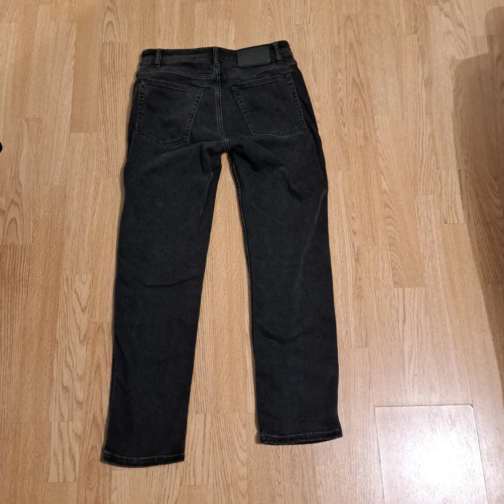 Säljer ett par svarta straigth leg jeans från märket J.Lindeberg. Skicket på byxorna är 8/10. Jeans & Byxor.