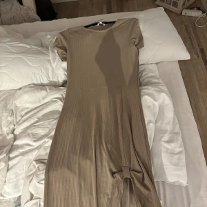 En lång fin klänning från bubbleroom  - Klänningen är helt ny med prislappen på, ja säljer den pågrund utav att ja glömde lämna tillbaka den och den används inte 