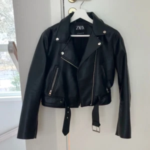 Skinnjacka  - Enn snygg skinnjacka från Zara i storlek M! Säljare pga att jag har för många jackor. Mycket bra skick!🩷  150 kr för jackan + 50 kr frakt😊