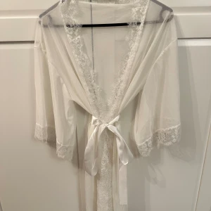 Vit kimono - Använd 1 gång, i nyskick.