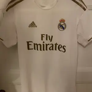 Real Madrid tröja, skick 10/10, xs 170-178 cm. Skriv för fler frågor! 