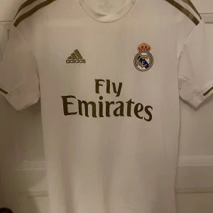 Real Madrid tröja  - Real Madrid tröja, skick 10/10, xs 170-178 cm. Skriv för fler frågor! 