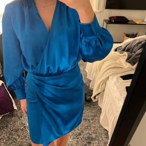 Säljer en blå klänning som är perfekt nu inför sommaren, den är helt oanvänd💙säljer då den inte kommer till användning 