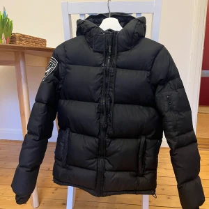 Dunjacka - Svart dunjacka d.brand