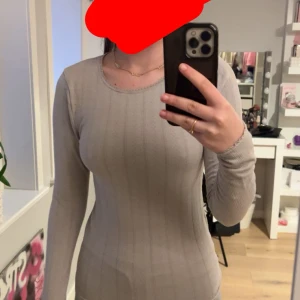 Mysig pyjamaströja  - Pyjamaströja från H&m med söta detaljer runt armarna och halsen i stretchigt material.