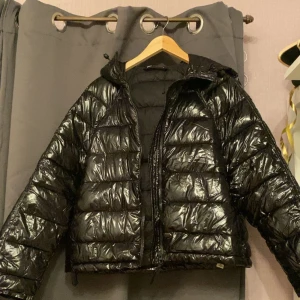 jacka  - storlek S ( lite oversize), använd 1 gång jätte fin som ny. köpte på zara 