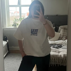 Oversized T-shirt - Snygg tröja från H&M i storlek L. Bra skick supersnygg 😎