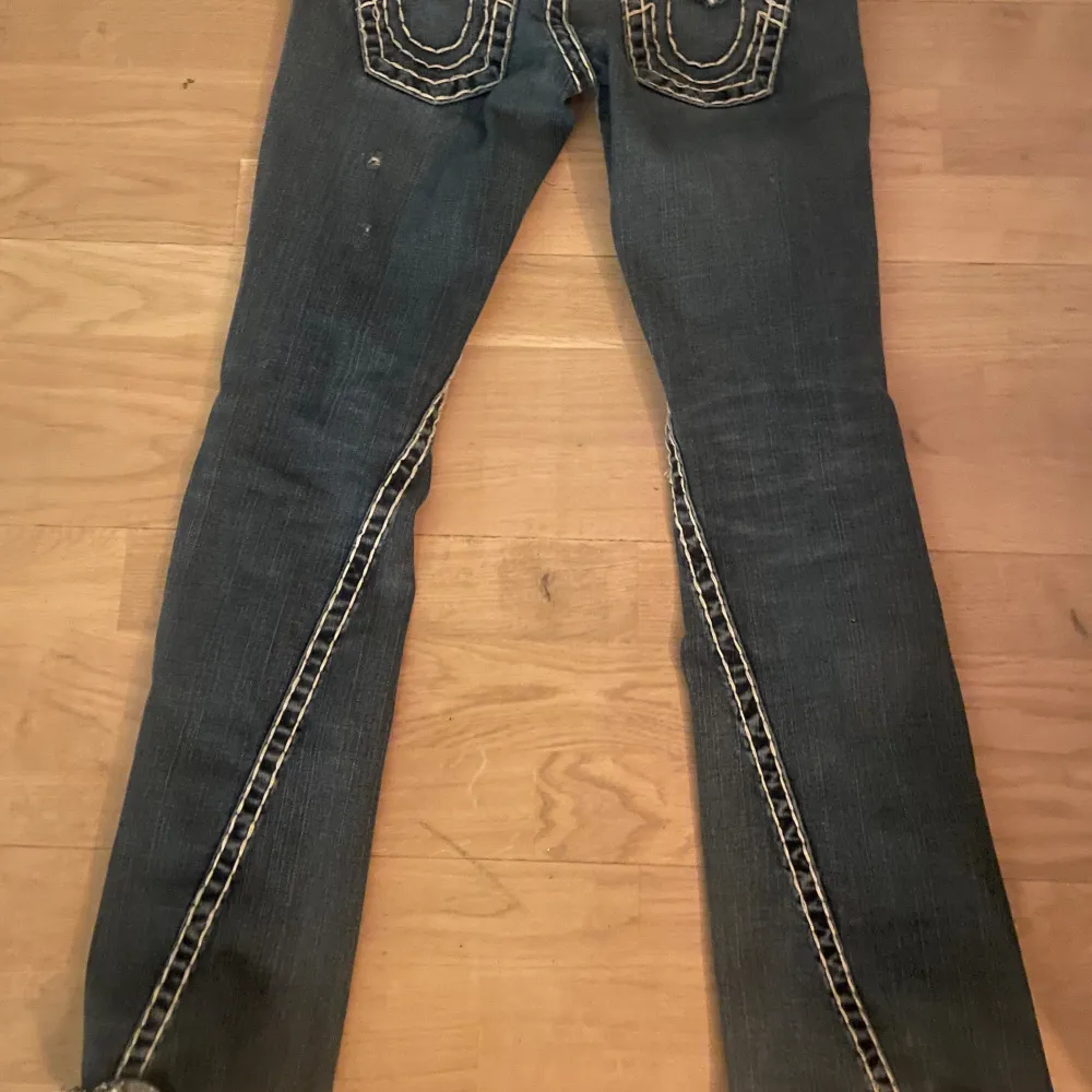 Säljer mina älskade true religion jeans, köpt här på Plick❤️ säljer billigt då de finns ett litet håll på baksidan av benet som man inte tänker på  Innerbenslängd: 75 midjemått tvärsöver:35. Jeans & Byxor.