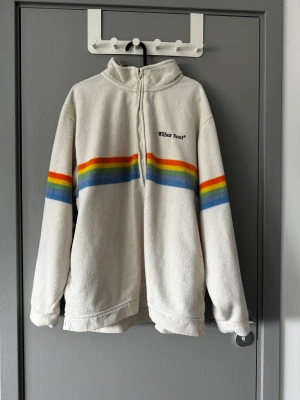 Wilbur Soot merchandise - Köpt vintern 2022. Väl använd (har följt med mig på ridläger innan) men fortfarande i otroligt bra skick. Den är lite oversized för sin storlek men fortfarande super mysig och bekväm. Ord. pris ligger på runt 600-700kr.