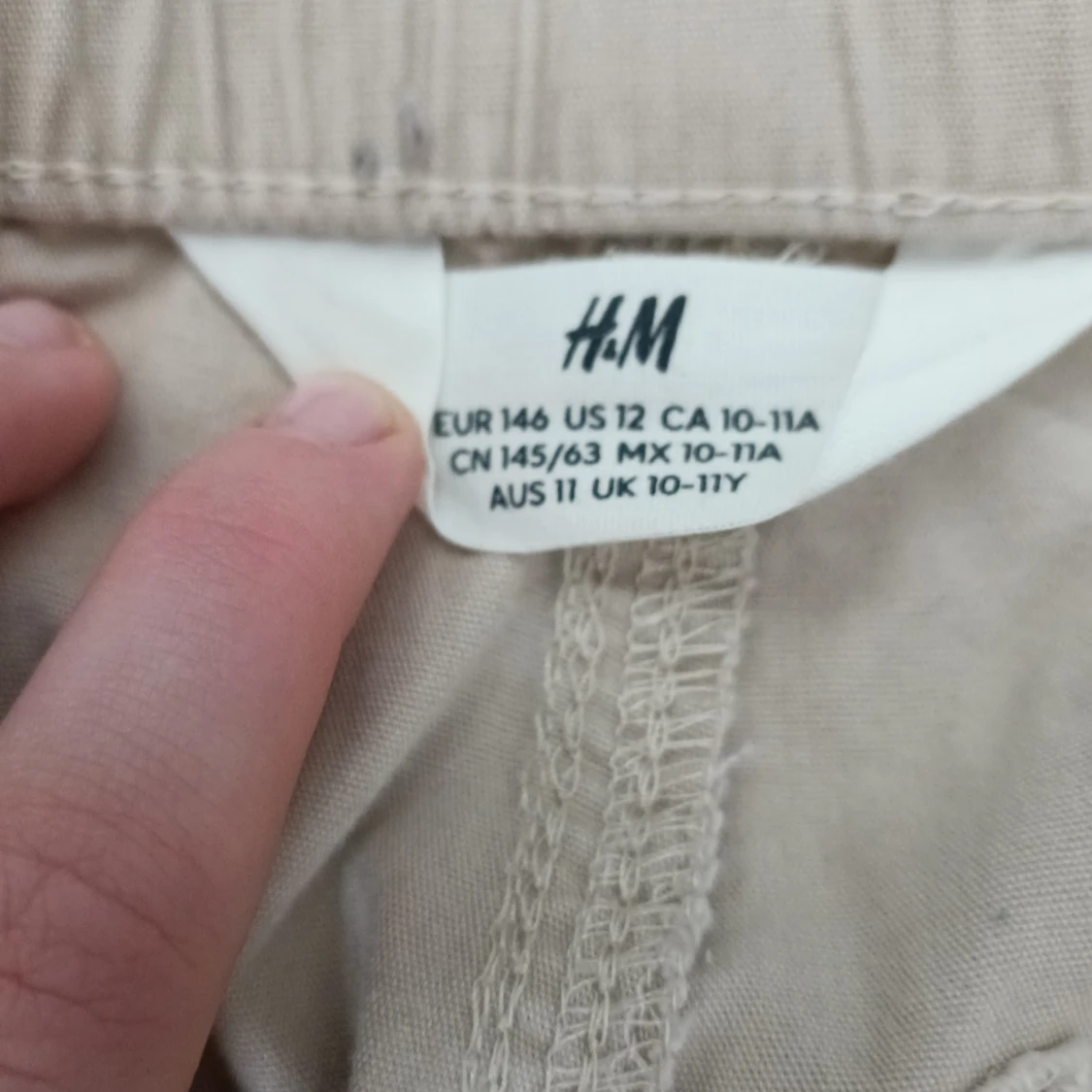 Ett par beiga cargo byxor i bra skicka.  - 91