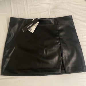 Skinn läder kjol - Ny kjol från hm med lapparna kvar. Köpt för 199kr