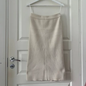 Kjol  - V I L A kjol, tjock i material har använt en gång!