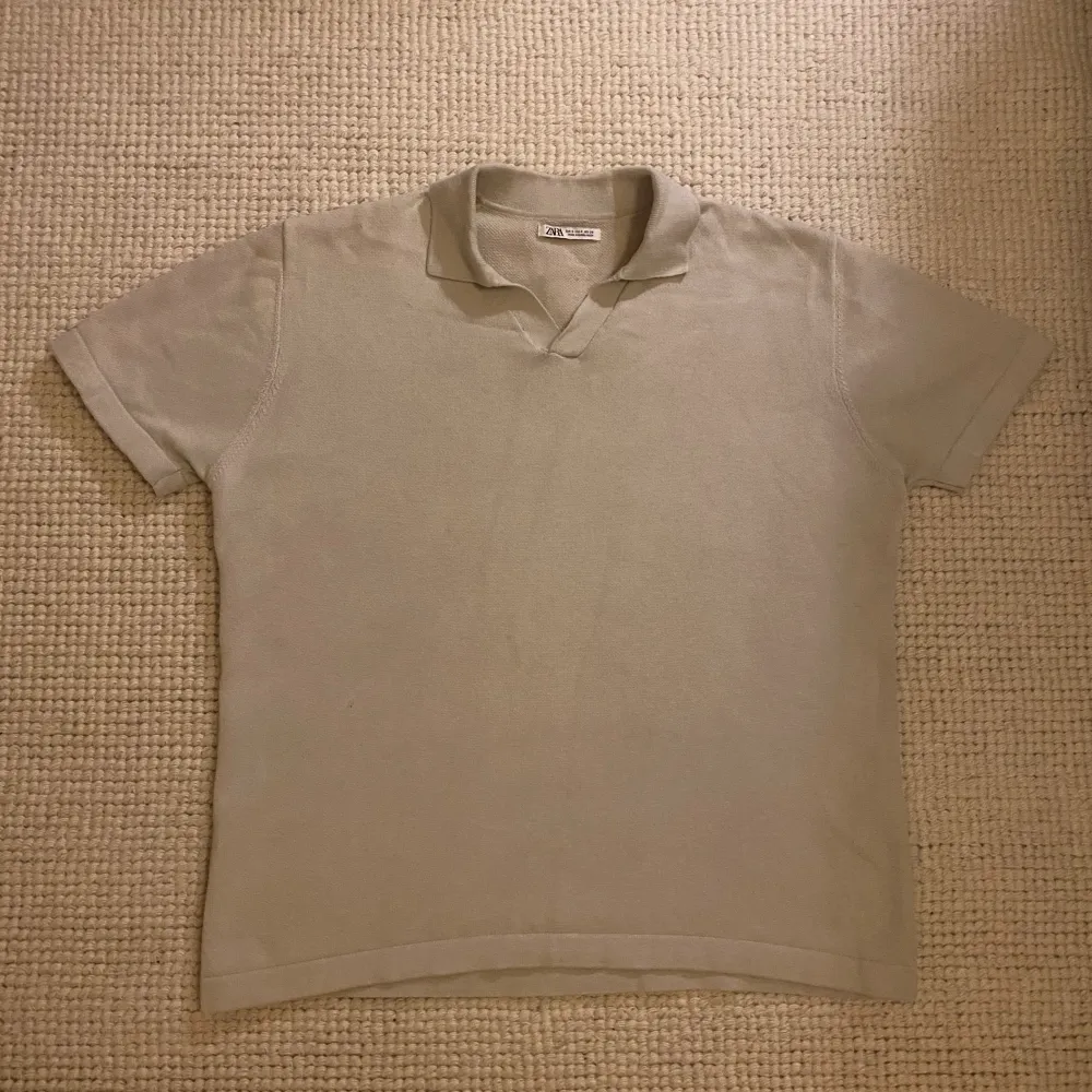 Behöver du en ny sommar t-shirt? Perfekt, denna tröja från Zara är den rätta. Fantastiskt skön och snygg.   Storlek: S    Originalbutik: Zara    Material: Bomull    Skick: Bra    Pris: 149kr. T-shirts.