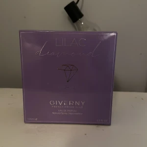 Parfym  - Är ny endast luktad på!  Ska vara en Dupe av Ariana grandes cloud.