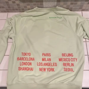 Tröja  - Limegrön Sparsamt använd och bra skick  Bra i passformen  Strl M