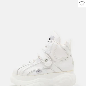 Buffalo skor vita - Helt nya Buffalo från Zalando, använda ute två gånger.  För stora för mig. Storlek 38.