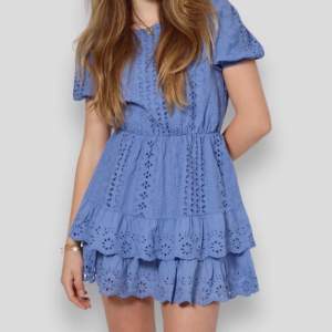 Intressekoll på denna super fina blåa klänningen!! Köpte förra sommaren men endas använd ett par få tal gånger, finns inte kvar på hemsidan💕skriv prisförslag, säljer vid bra bud🌟(Säljer även i vit)