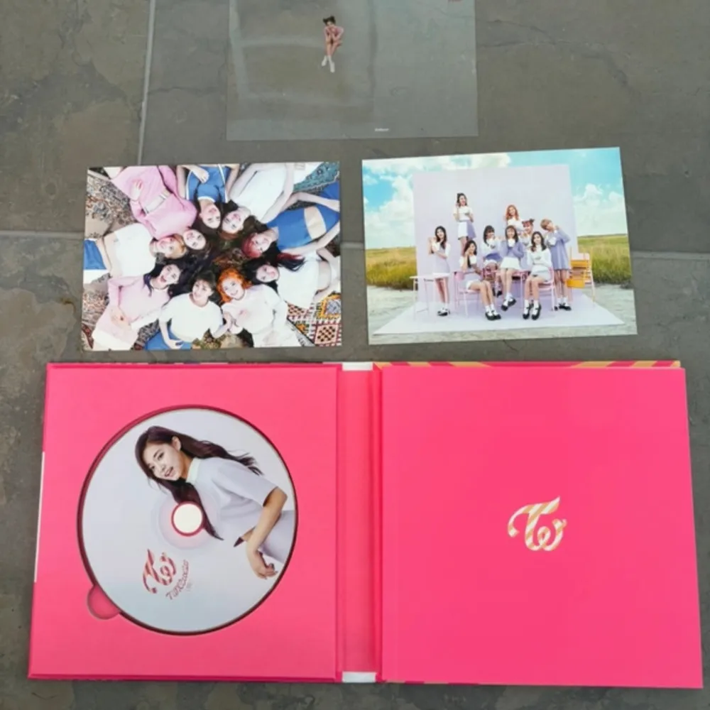 Album comes with inclusions but no photo card   Condition: good used . Övrigt.