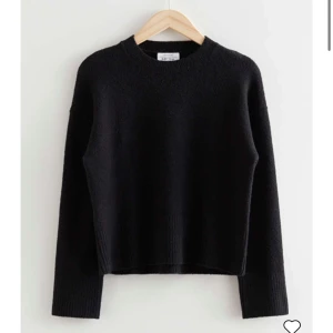 Svart stickad tröja  - Säljer denna snygga stickade tröja, då den inte kommer till användning 💗💗