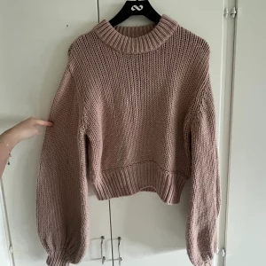 Rosa stickad tröja  - En fin stickad tröja från Bubbleroom 🩷😊Utsvängda ärmar 