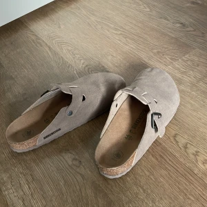 Birkenstock Boston - Säljer mina oanvända Birkenstocks. Endast använt i huset och är därav i nyskick. Strl 44 men passar även 43. Köpa på deras hemsida för 1900. Perfekta till sommaren. Hör av er vid funderingar!