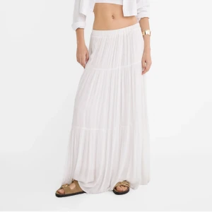 Stradivarius kjol - Snygg lång vit kjol från Stradivarius, helt slutsåld. Använd enbart en gång och säljer pga att jag tröttnat på den!🩷🩷 Tryck gärna på ”köp nu” eller buda annat.🩷🩷