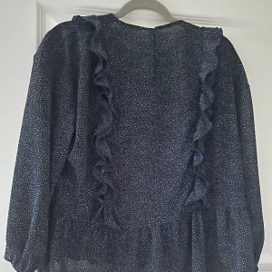 Fin blus  - Väldigt söt blus från HM. Mycket bra skick, inget att anmärka  Storlek 40, lite oversize i storleken Svårt att få rättvis färg på bild, blusen är mörkblå med vita prickar. 