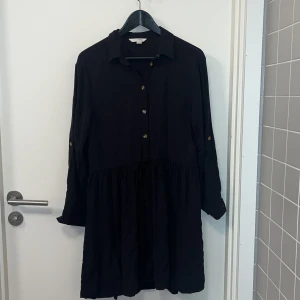 Klänning  - En ”måste ha klänning” i garderoben (basklänning), funkar alltid att bara slänga på. Perfekt en fin sommardag eller vårdag med strumpbyxor & en stickad tröja.