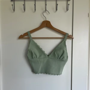 Grön sommartopp - En grön liten sommartopp, inte använd utan endast provad. 