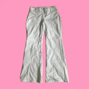 Byxor med snörning - Supersnygga vita byxor med snörning i midjan! Är i storlek 42 men har sytt in de så de i midjan, midjemåttet är ca 43, beror också på hur hårt man knyter midjan, innerbenslängden är ca 84 cm 💕