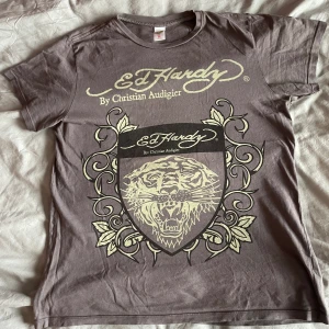 fetaste ed hardy T-shirten  - snyggaste äkta Ed Hardy by Christian Audigier T-shirten med deras signatur tiger på framsidan🔥 stl M-L, bara att fråga om de e nåt pris kan diskuteras