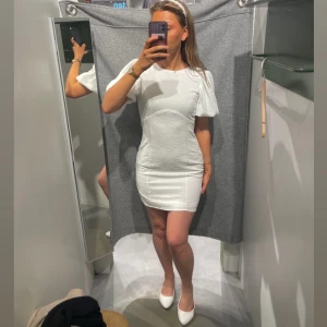 Studentklänning - Studentklänning från vila, helt ny!  Storlek 36, säljer pågrund av att jag tycker den sitter löst på mig.   