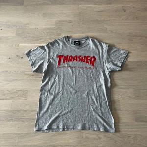 Thrasher T-shirt  - Säljer pga att den inte passar Är i bra skick och har använd den ett par gånger.