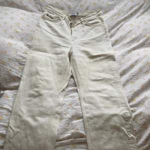Skitsnygga jeans från &otherstories! Säljer för att de är lite för små! Beige/vita!