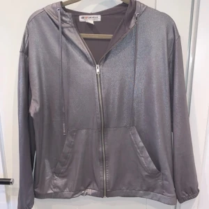 Kofta M  - Jättefin kofta med luva från hm då de skapade kollektionen h&m loves coachella. Knappt använd. Resåren nertill har snurrat sig lite. Går säkert att fixa om man vill. Jag har inte stört mig på det :). Rymlig i storlek. Första bilden tagen med blixt. P