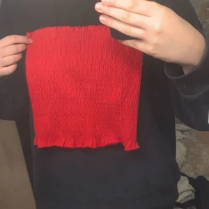 Röd topp/linne - Ett rött linne/top utan band, jätte fin till sommaren, volang material typ