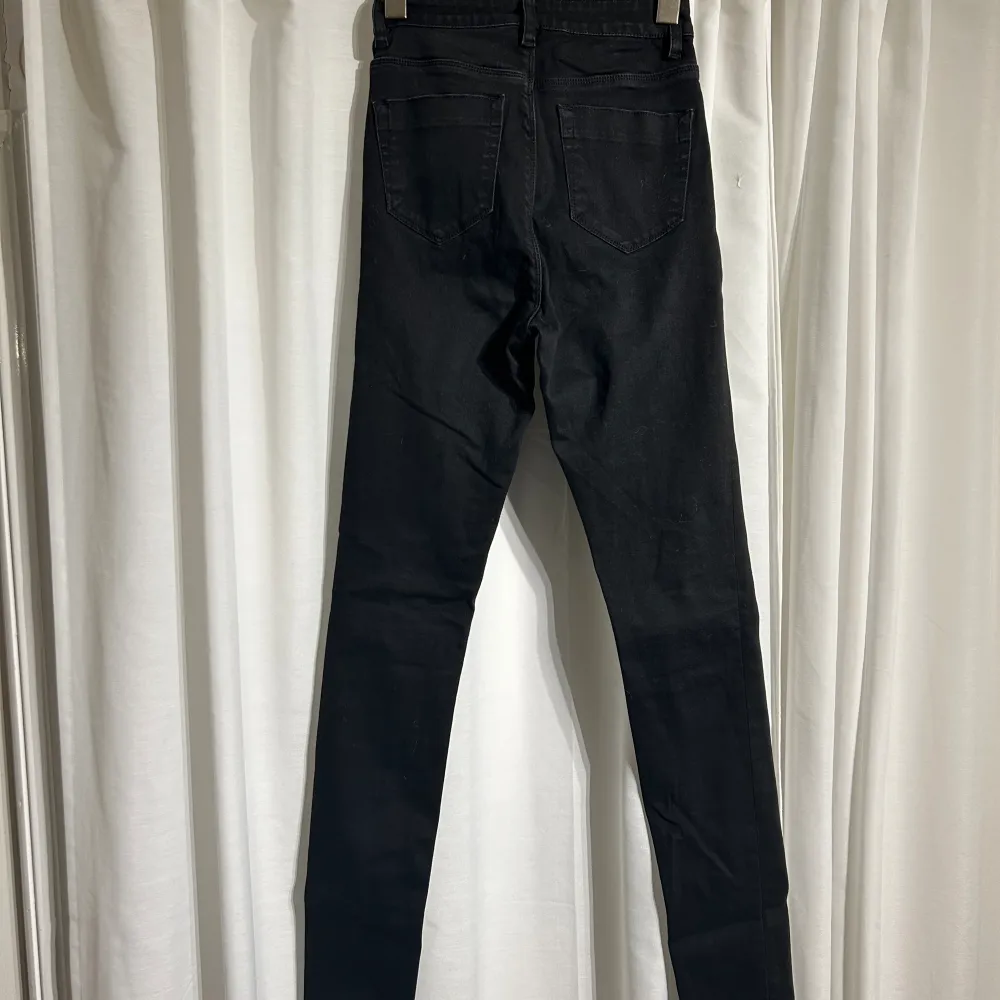 Säljer dessa extra långa svarta jeans från aska storlek 25/38. Jeans & Byxor.