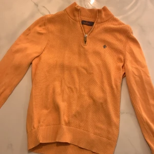 Morris half zip  - Använd ett flertal gånger dock är tröjan i väldigt bra skick och få tecken på användning finns, pris är diskuterbart vid snabb affär!