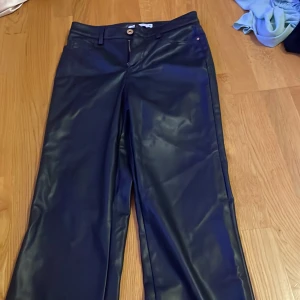 Svarta läder byxor  - Långa  Vida 