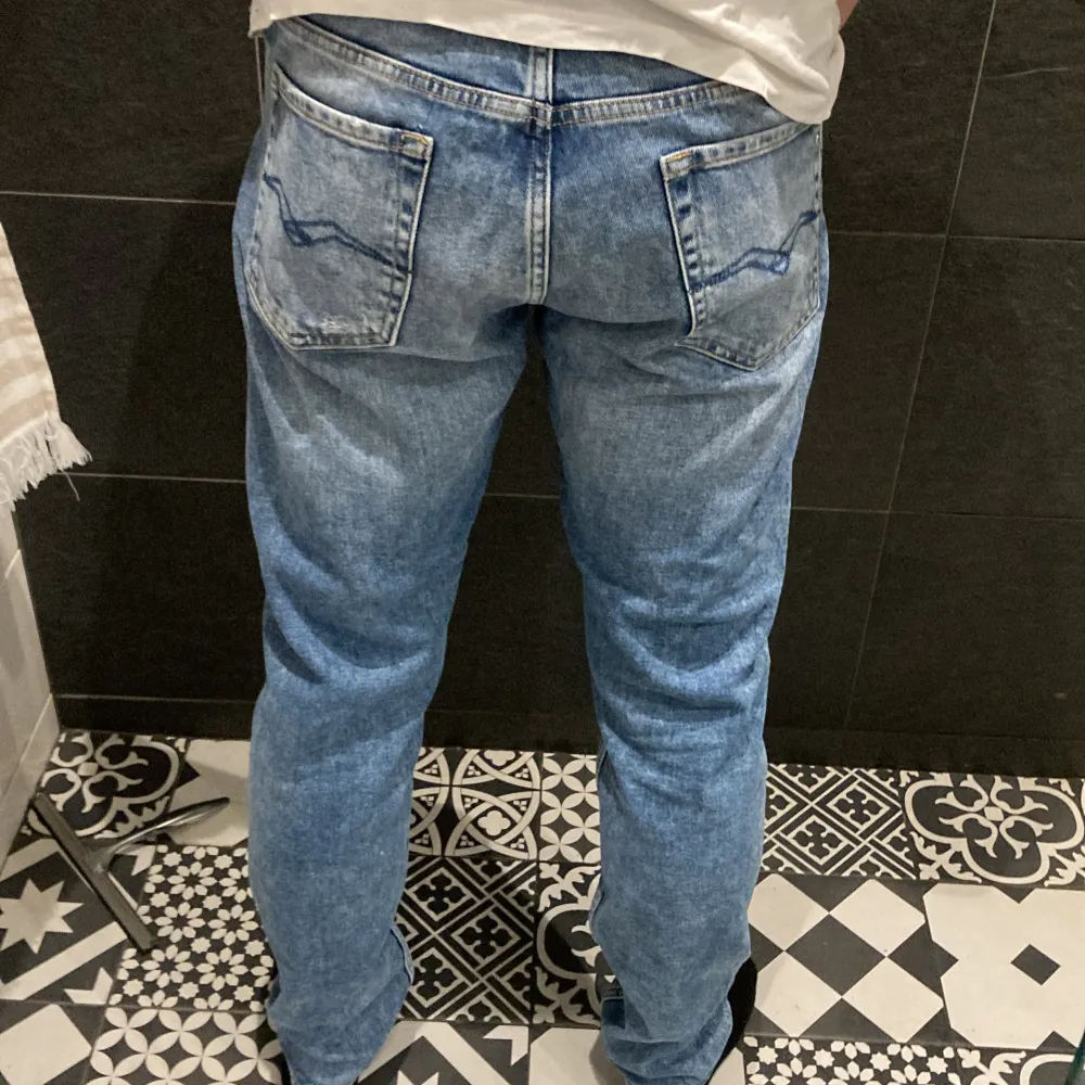 Dessa jeans är i storlek 27. Bra skick inga hål eller defekter 8/10. Det är en snygg ljus blå färg som kommer passa perfekt till sommaren modellen heter broken edge. Skriv för mer info.. Jeans & Byxor.