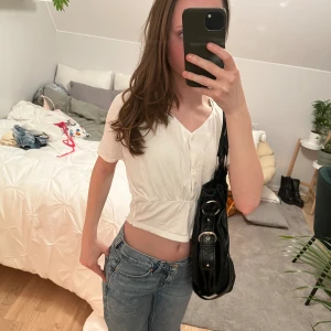 Vit topp - Vit topp i storlek XS i bra skick som har blivit använd flertal gånger men är i bra skick ❤️