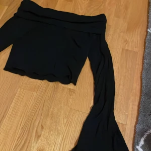 Off shoulder tröja med öppna ärmar  - Super fin 