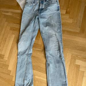 Fina långa jeans från zara i snygg vårfärg. Långa på mig som är 170cm. Passar en S/M.