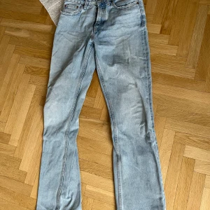 Lågmidjade zara jeans  - Fina långa jeans från zara i snygg vårfärg. Långa på mig som är 170cm. Passar en S/M.