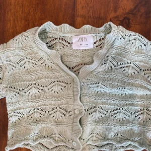 Kofta frn zara i strl 130 - Ljusgrön kofta från zara i strl 130 Djurfritt och rökfritt hem 